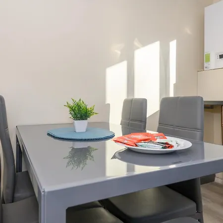 In Shared Kitchen Parking2 - Pass The Keys * Leeds (West Yorkshire)