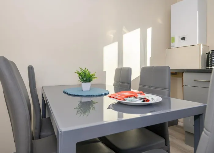 In Shared Kitchen Parking2 - Pass The Keys * Leeds (West Yorkshire)